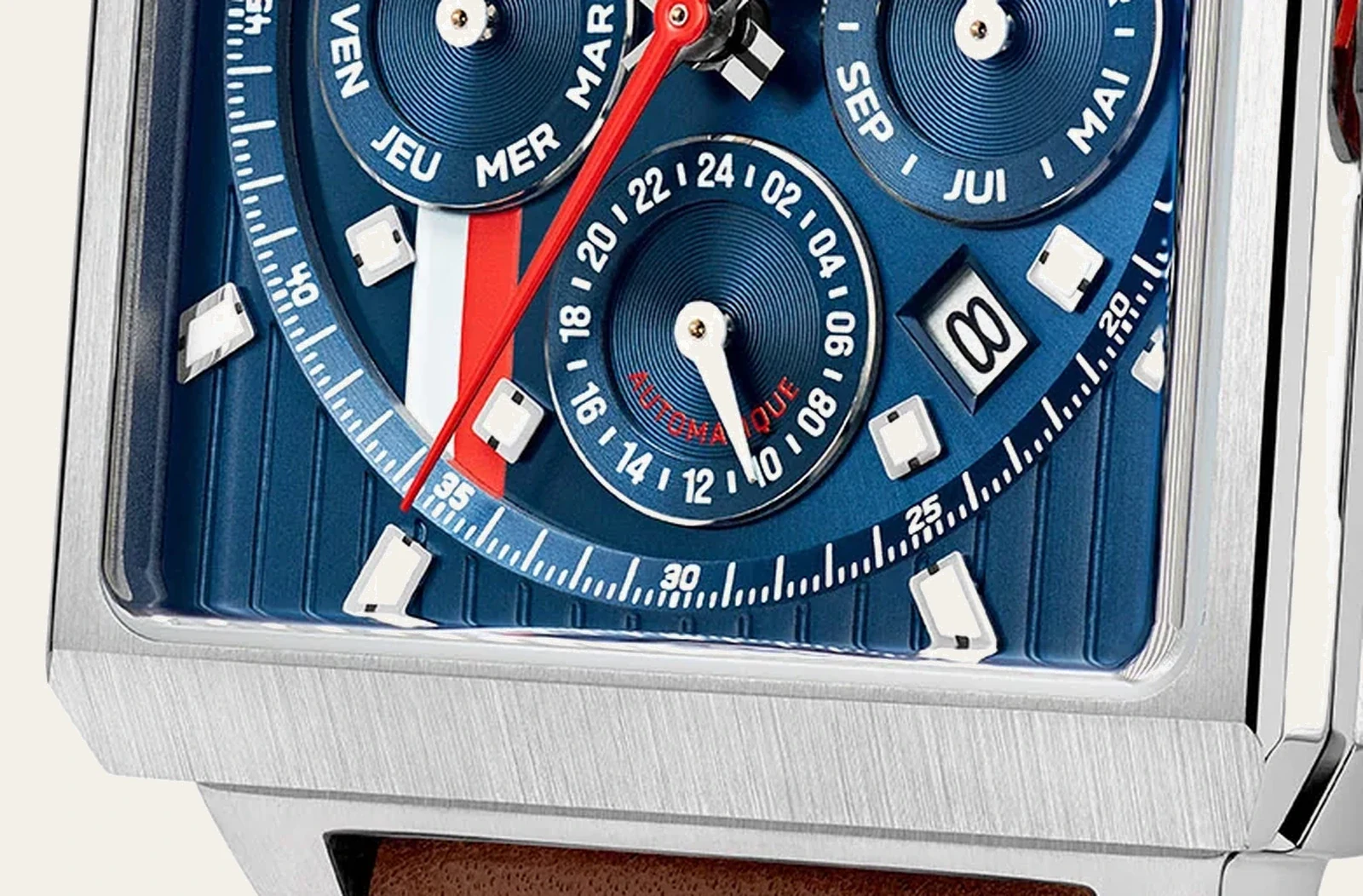 Détail du cadran bleu, de l’indication 24 heures et du guichet de date d’une montre calendrier rectangulaire