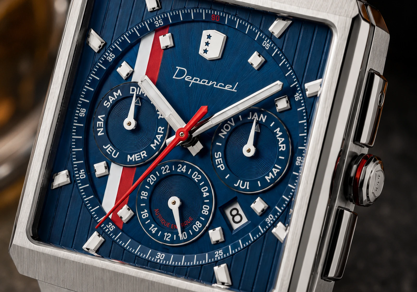 Macro du calendrier, du boîtier en acier et du bracelet en cuir d’une montre automatique rectangulaire
