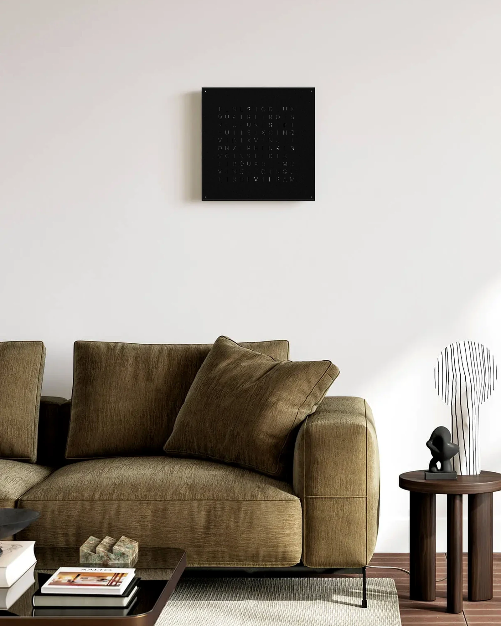 Horloge carrée noire affichant l’heure en toutes lettres françaises dans un salon contemporain