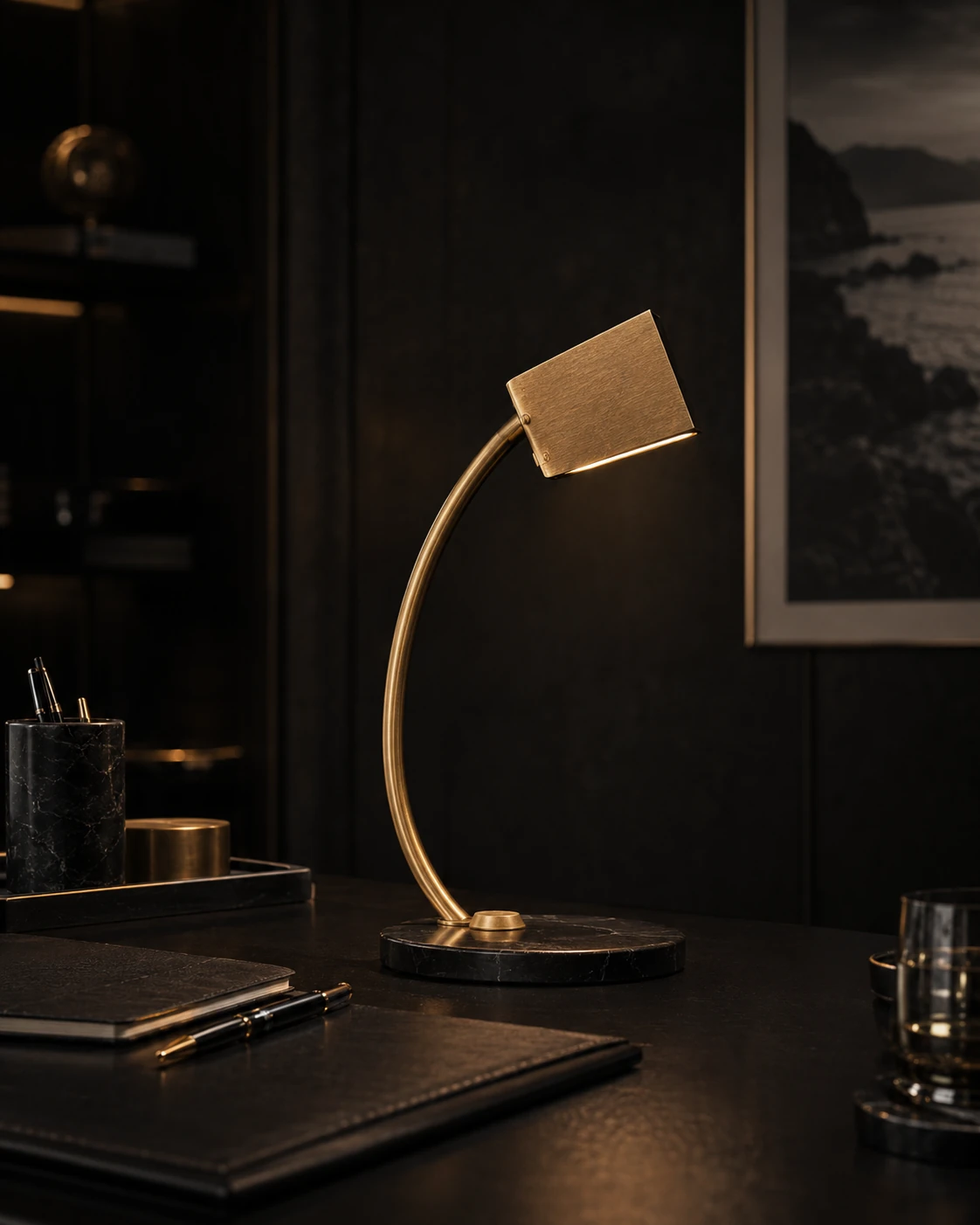 Lampe de bureau en laiton à bras courbe et abat-jour sculptural