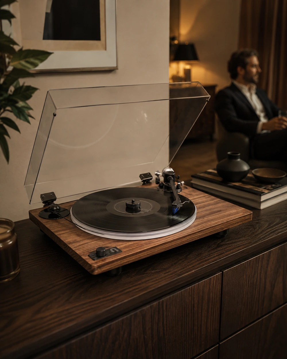 Platine vinyle haut de gamme en bois sombre avec plateau acrylique et bras de lecture noir