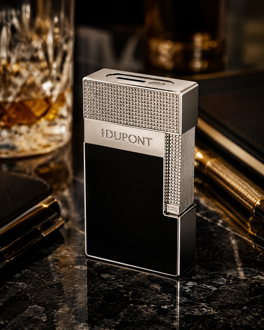 Briquet de luxe S.T. Dupont chrome et noir sur un marbre sombre