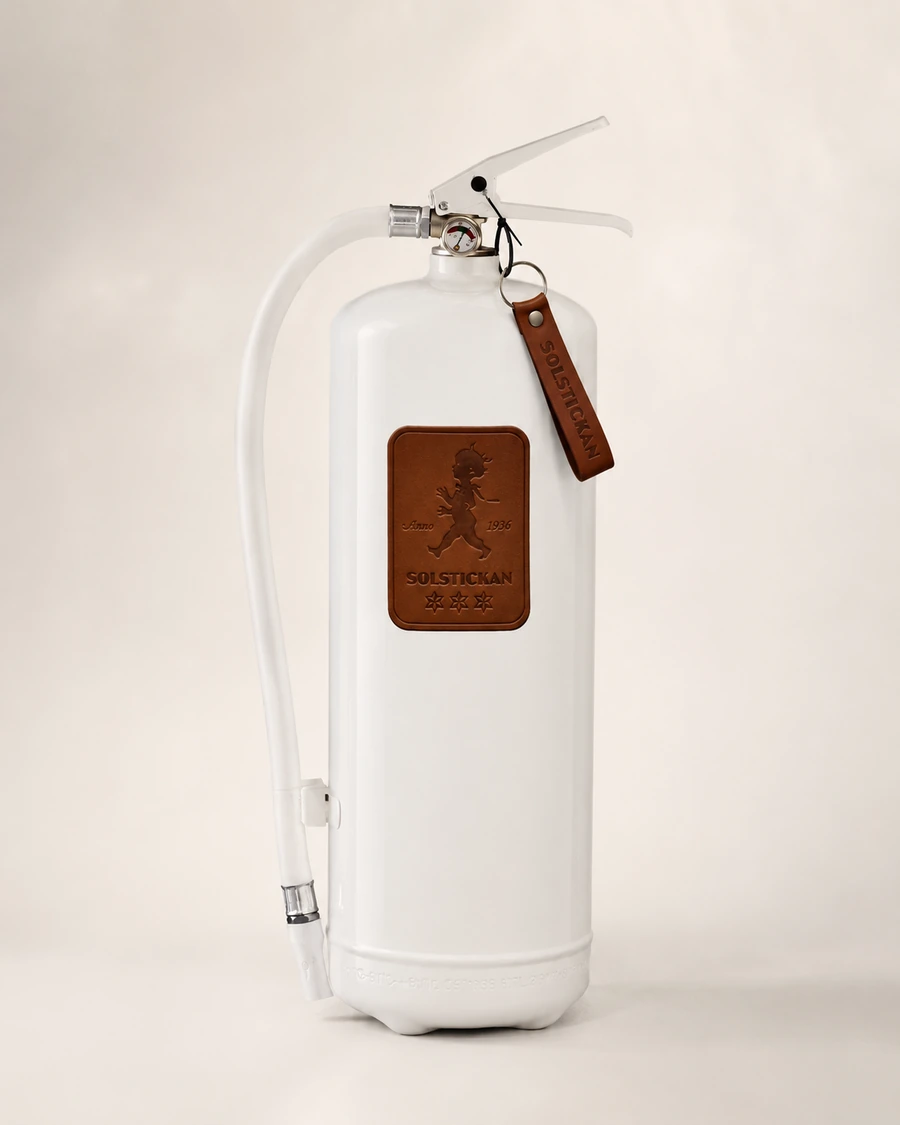Extincteur Solstickan 6 kg blanc avec habillage en cuir brun foncé